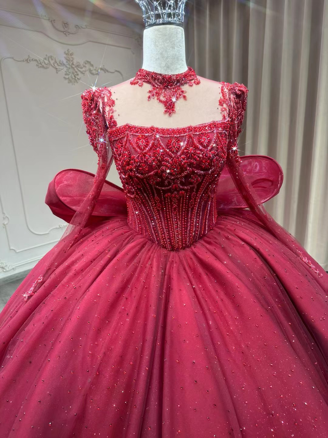 新入荷続々！ふっくら柔らかなバックリボン　ボタニカル柄のドレス　赤色　編み上げ　華やかトレーン　スクエアネック結婚式卒業