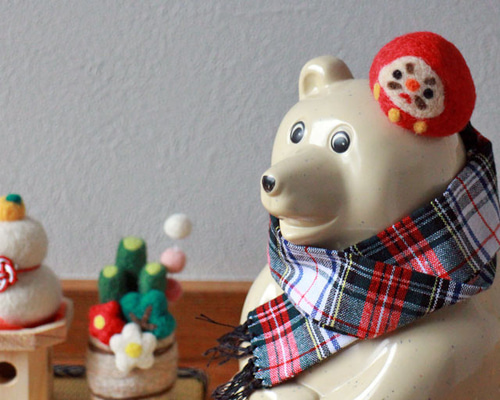 しろくま貯金箱のお正月仕度｜鏡餅とみかん帽子＆チェックマフラーの