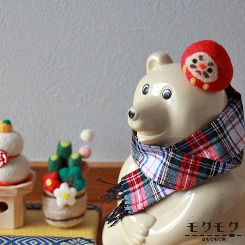 しろくま貯金箱のお正月仕度｜鏡餅とみかん帽子＆チェックマフラーの