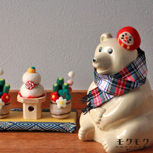 しろくま貯金箱のお正月仕度｜鏡餅とみかん帽子＆チェックマフラーの