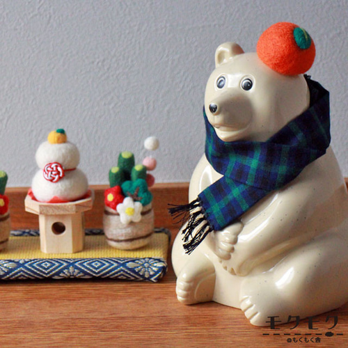 しろくま貯金箱のお正月仕度｜鏡餅とみかん帽子＆チェックマフラーの