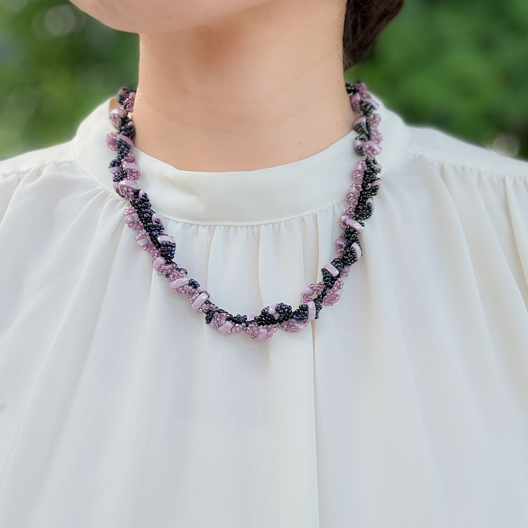 チェコガラスとシードビーズのステッチネックレス