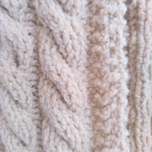 ケーブル模様のシンプルマフラー(ベージュ) マフラー はなりん 通販