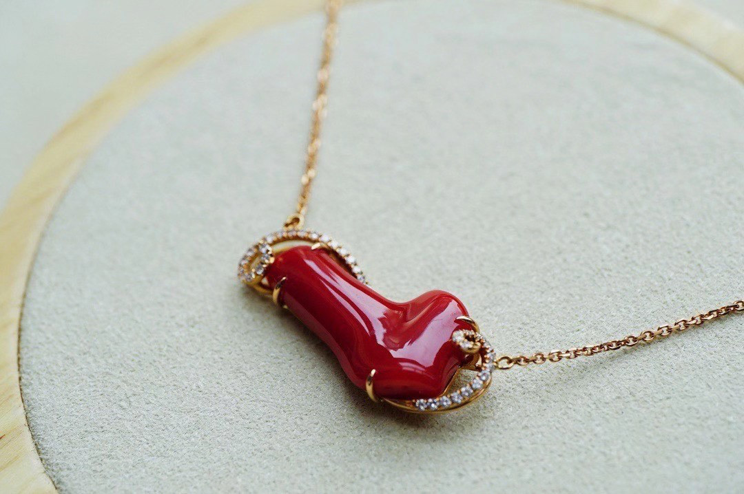 「Merry Christmas」 K18 天然血赤サンゴ 珊瑚 天然ダイヤモンド情熱　3月誕生石　ネックレス　1枚限定
