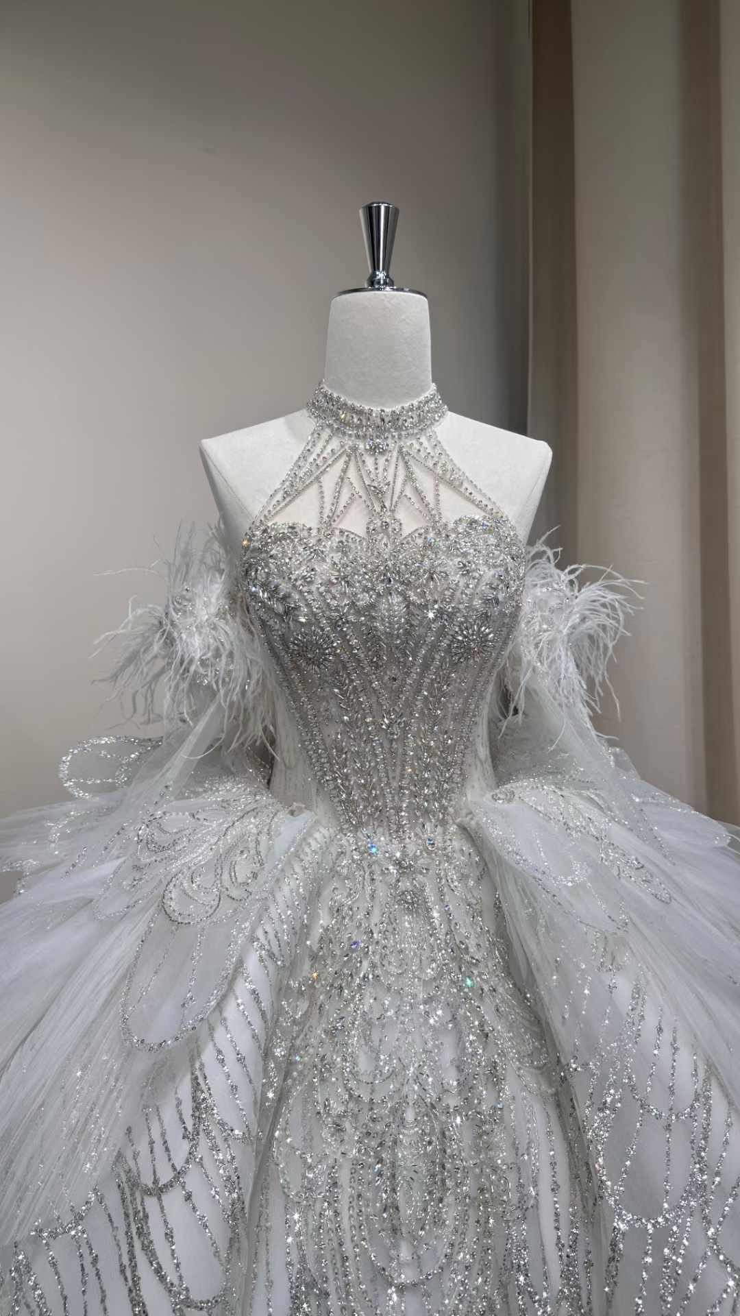 新入荷続々！フェザー　ホルターネック　フレアスカート華やかなトレーン　ウェディングドレス　韓国スタイル　たっぷりストーン