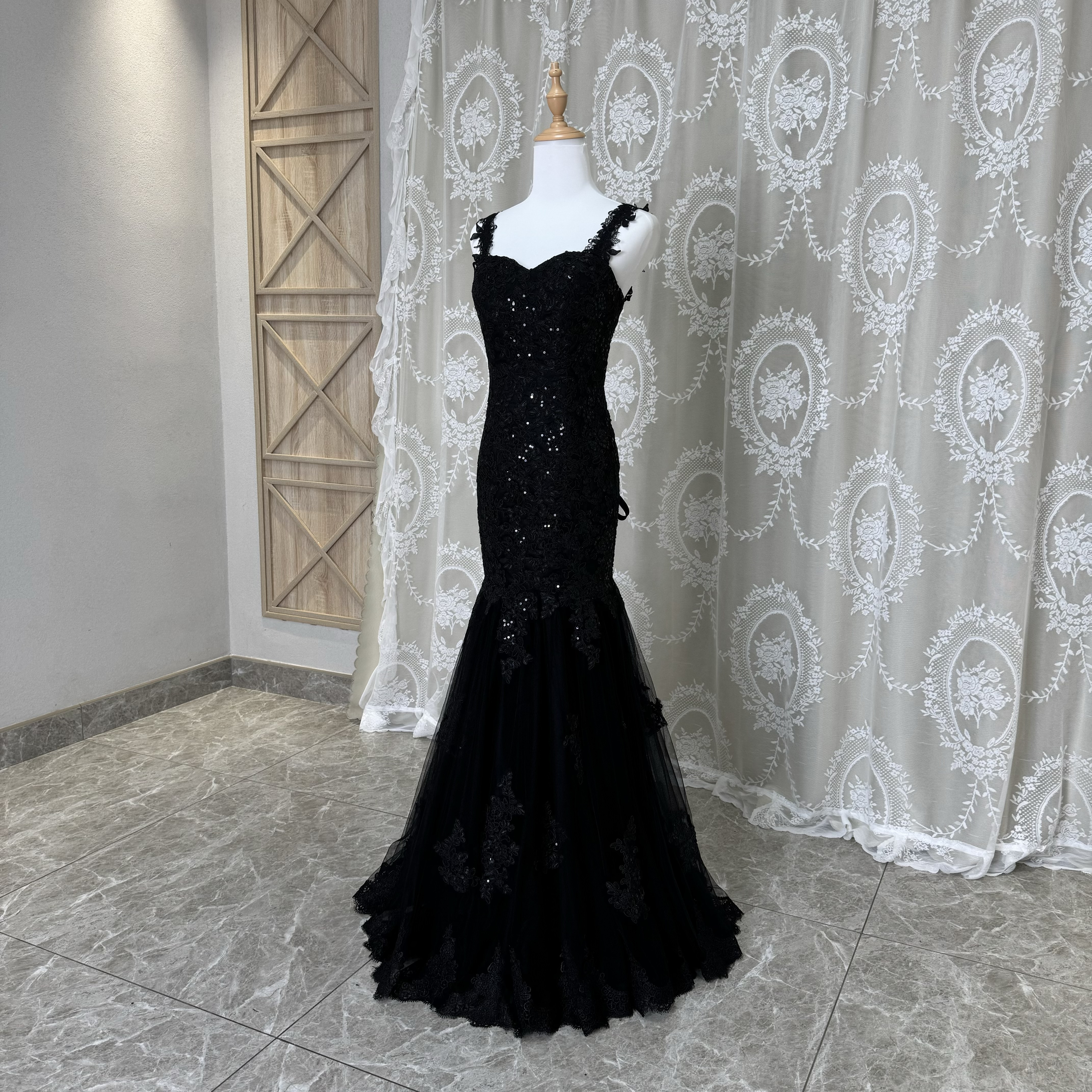激安！裾レーススカート　クイーンアンネック　マーメイドドレス黒　繊細なお花レース床付く編み上げ　結婚式2次会前撮り披露宴