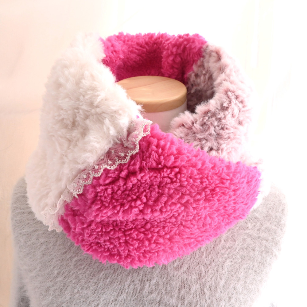 毛布な暖かさ！レースが大人可愛い♪ふわもふボア×ふわふわファー＊クロス ネックウォーマー《オフホワイト×ビビッドピンク》