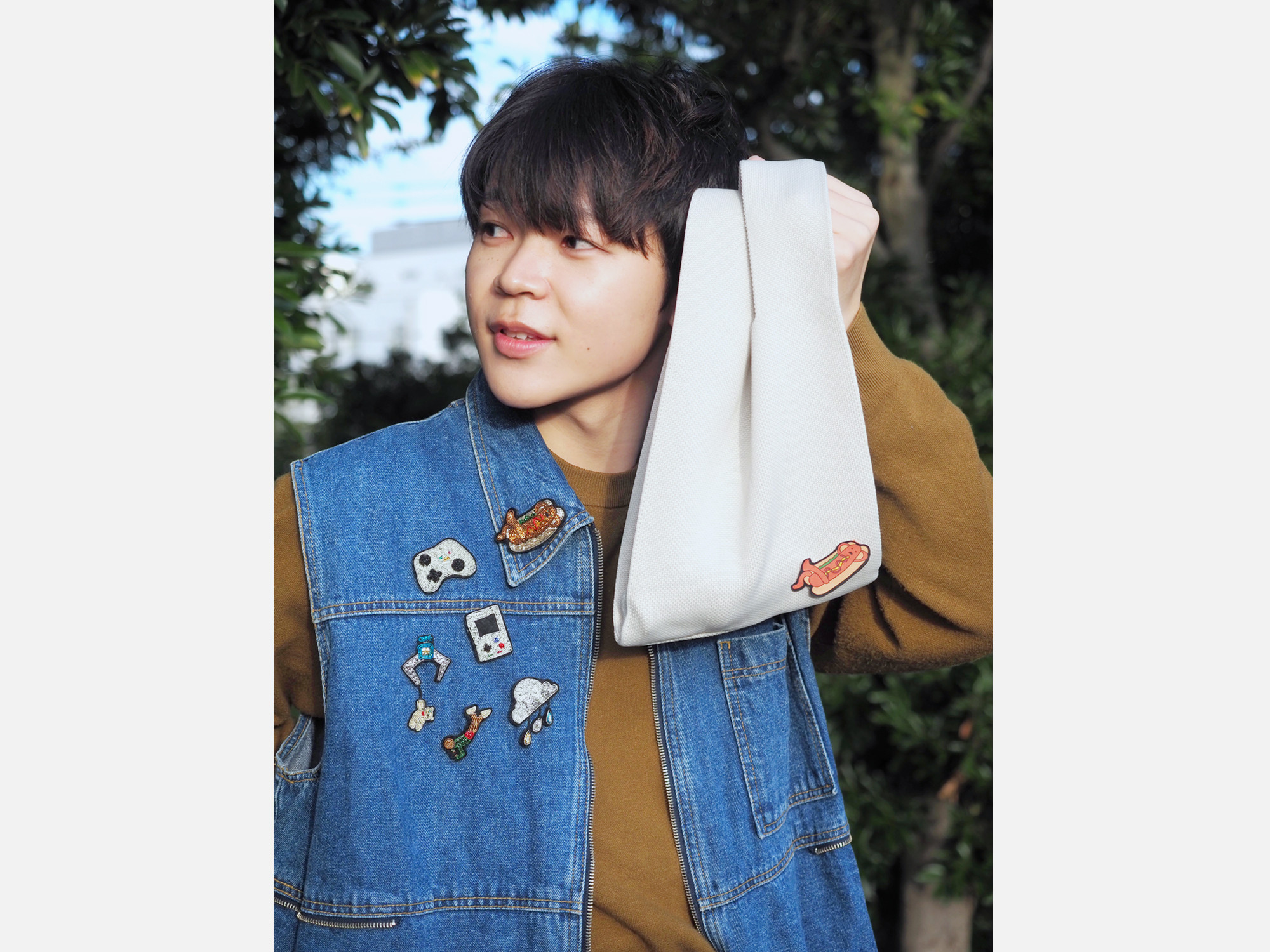 ブローチ 三角フラスコ おしゃれ普段使い シンプル ブランド カジュアル 小ぶり ギフト 大人 かわいい 刺繍 ユニーク