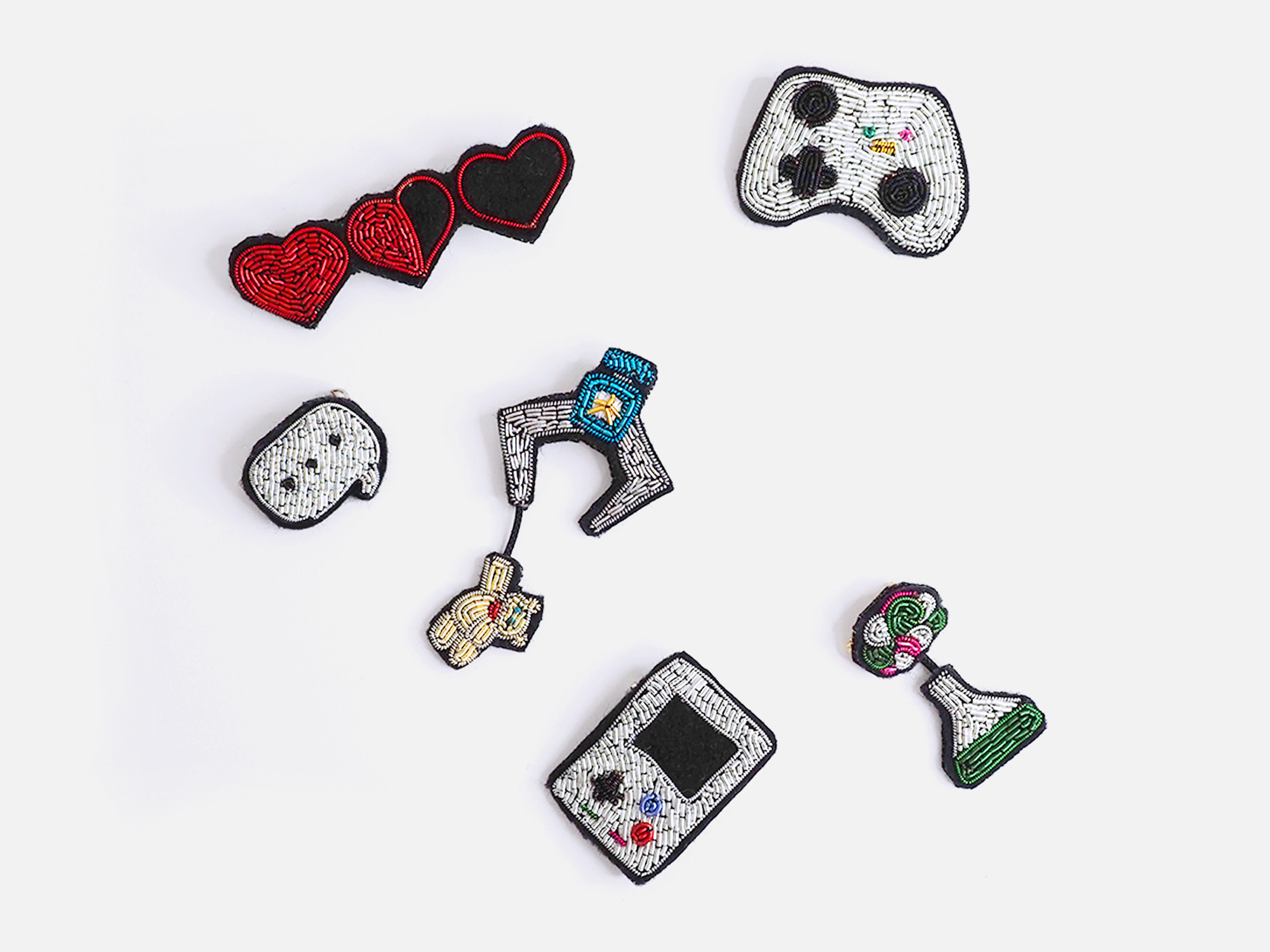 ブローチ 三角フラスコ おしゃれ普段使い シンプル ブランド カジュアル 小ぶり ギフト 大人 かわいい 刺繍 ユニーク