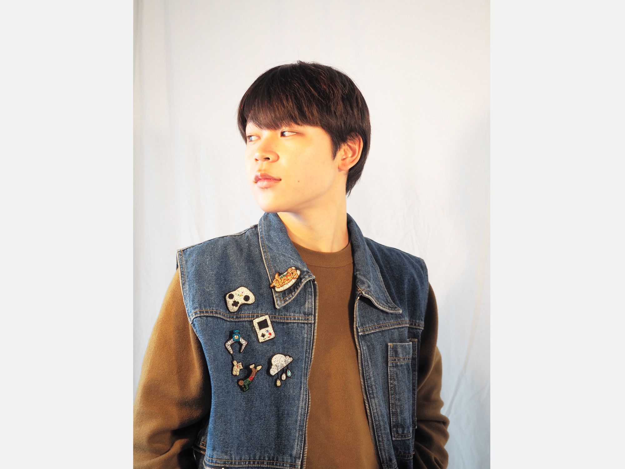 ブローチ 三角フラスコ おしゃれ普段使い シンプル ブランド カジュアル 小ぶり ギフト 大人 かわいい 刺繍 ユニーク