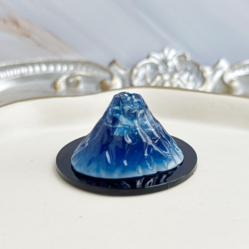 ちょこんと飾りたくなる レジンの小さな富士山の置物 お正月飾り 卓上