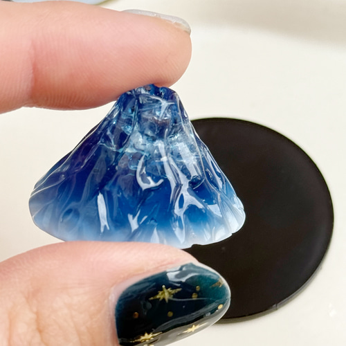 ちょこんと飾りたくなる レジンの小さな富士山の置物 お正月飾り 卓上