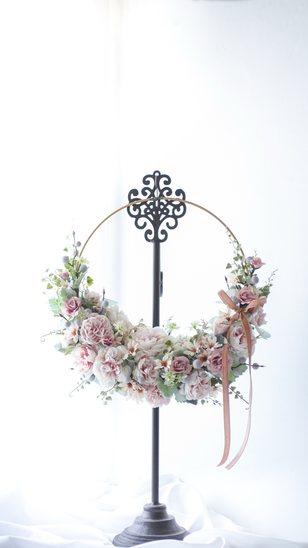 ローズたっぷりのフープブーケ　大人婚　ウェディングブーケ　ホワイトピンクブーケ　リースブーケ