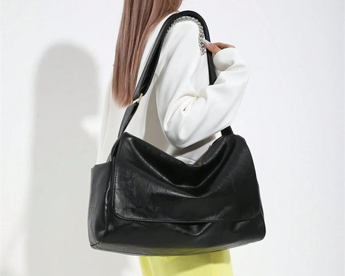 【PUCCI】レザー クロスボディバッグ ＊関税送料込み 09d78babe728baed0df2341eec8b77