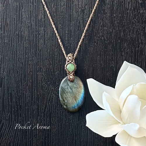 虹夜』オーロラカラーラブラドライトとタンザナイトのマクラメ