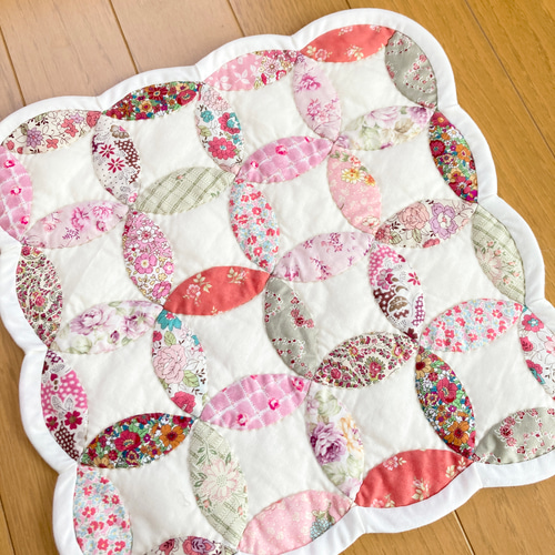 パッチワークタペストリー約70×70 ハウスのパッチワークタペストリー