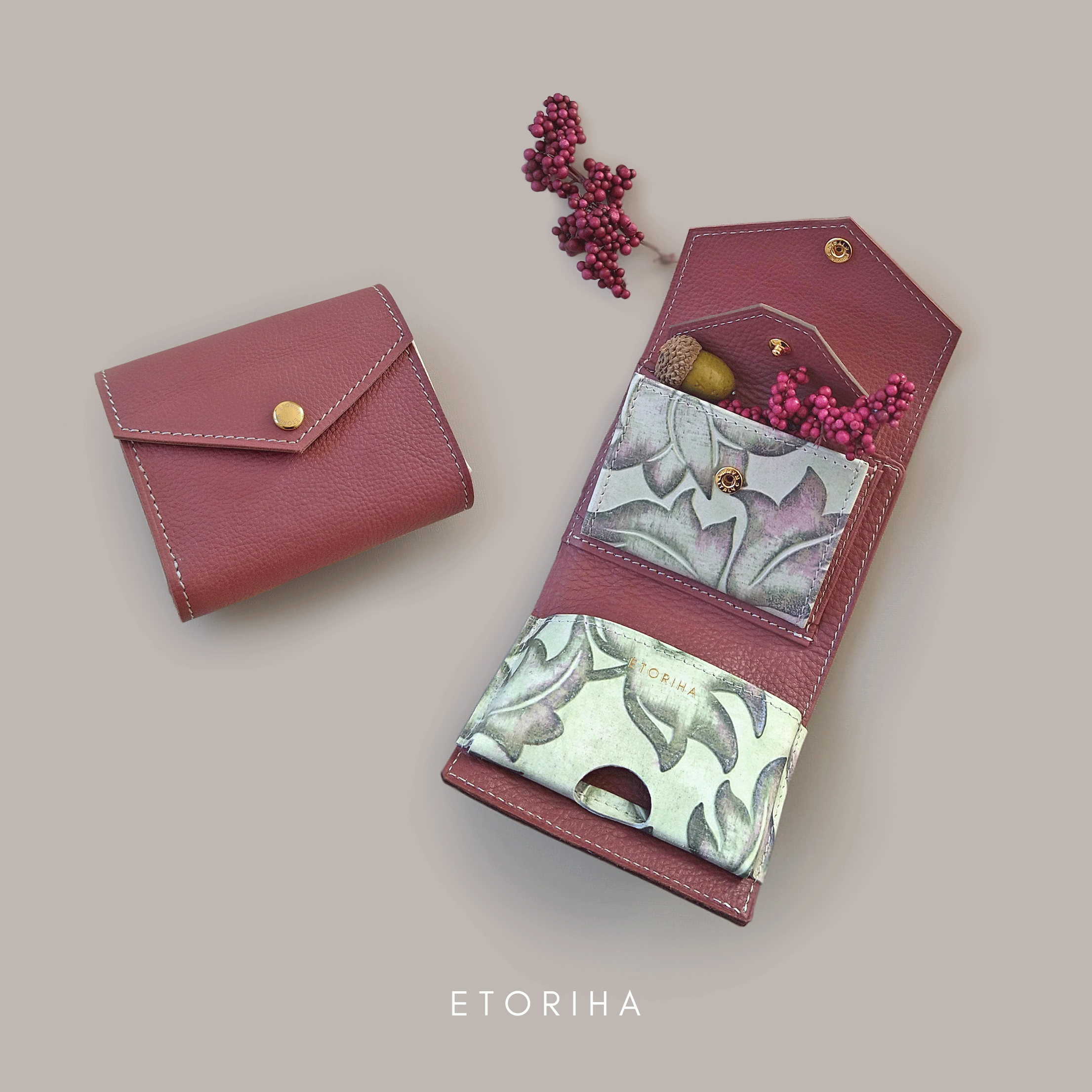 ｜tayori｜手のひらサイズ＋収納力◎の三つ折り財布［col:pepper berry］ イタリア製型押し革