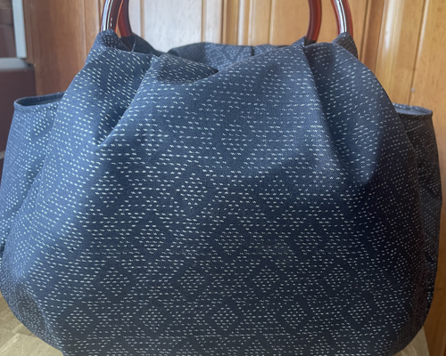 大島紬リメイクのまんまる可愛い手提げバッグ 紺色 ハンドバッグ 桜桃