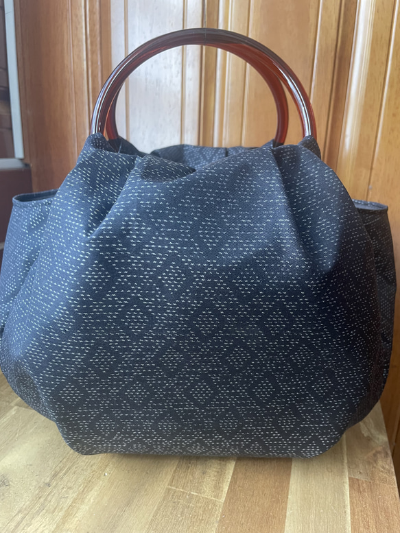 大島紬リメイクのまんまる可愛い手提げバッグ 紺色 ハンドバッグ 桜桃