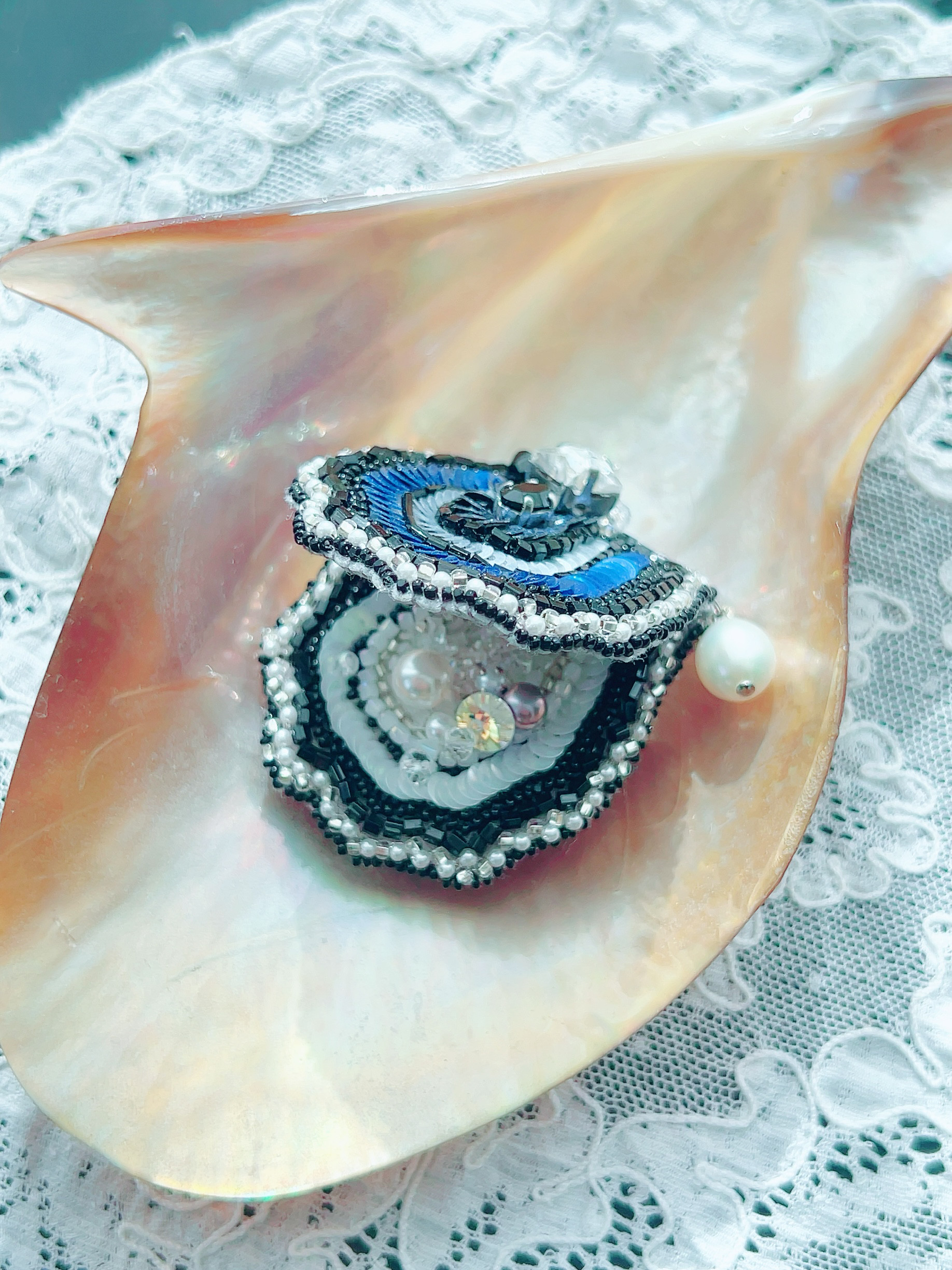 アコヤ貝♪バロックパールチャーム付き　オートクチュール刺繍ブローチ　マザーオブパール