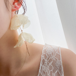 " fuwari〜ivory " ブライダルアクセサリー　結婚式　お呼ばれアクセサリー　ブライダルピアス/イヤリング 3枚目の画像