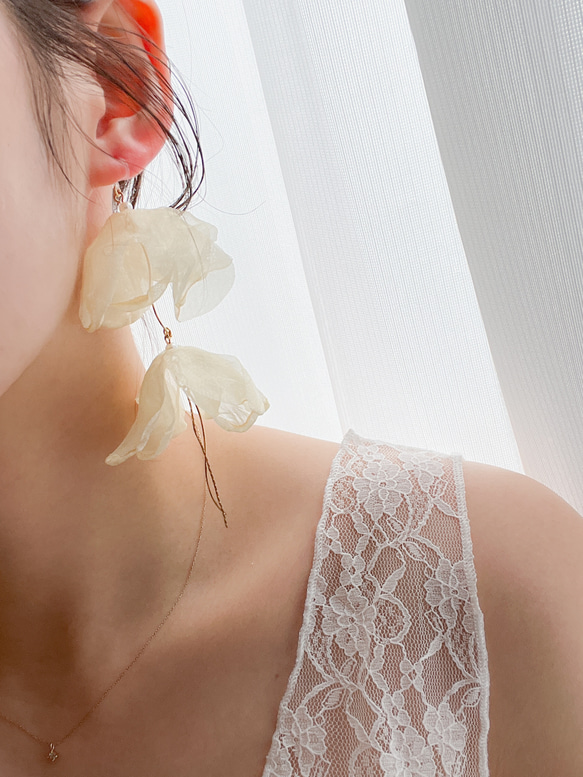 " fuwari〜ivory " ブライダルアクセサリー　結婚式　お呼ばれアクセサリー　ブライダルピアス/イヤリング 3枚目の画像