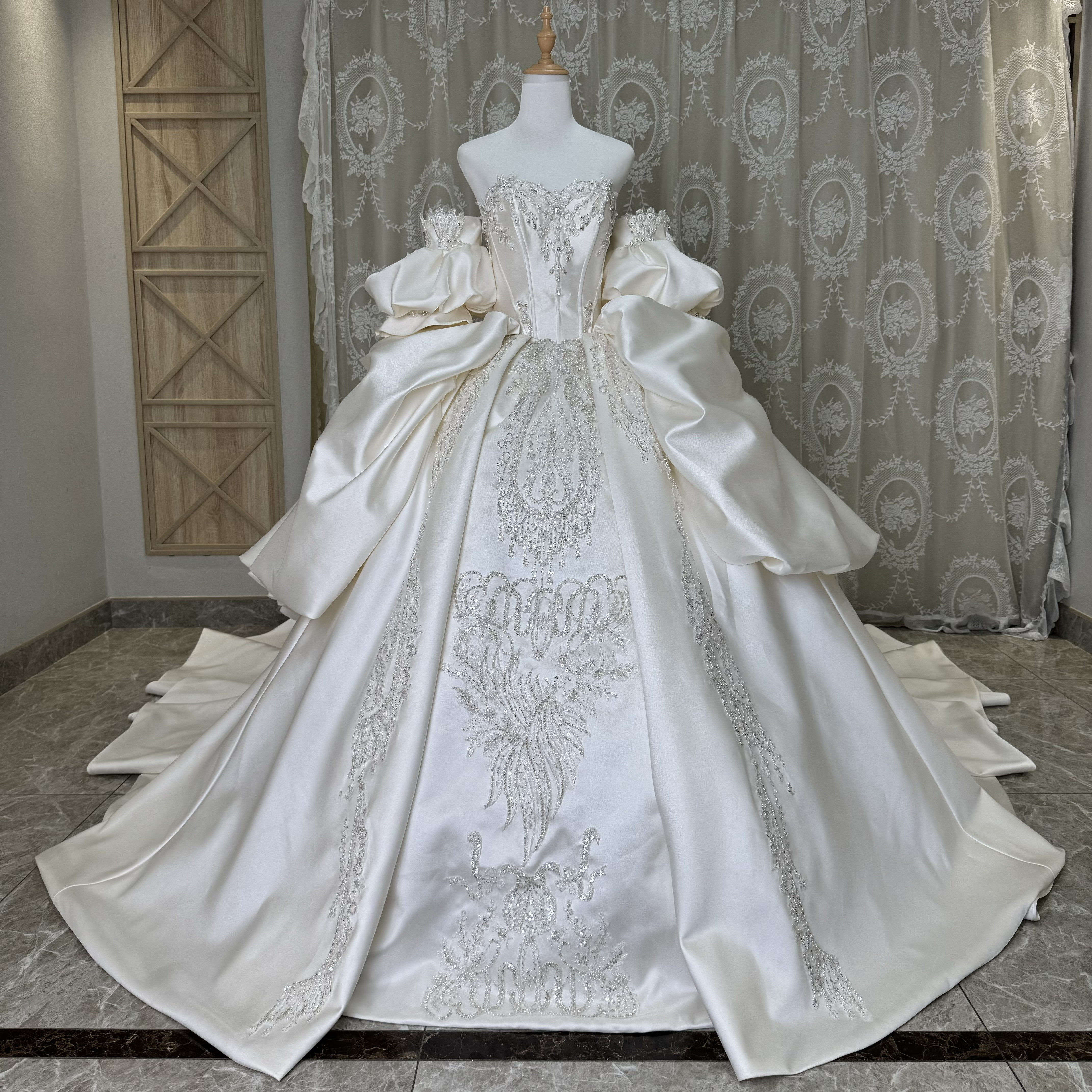 激売れ人気商品！オフホワイト　可憐な花レース　プリンセスライン　取り外し可能お袖　2の腕カバー　キラキラ結婚式挙式二次会