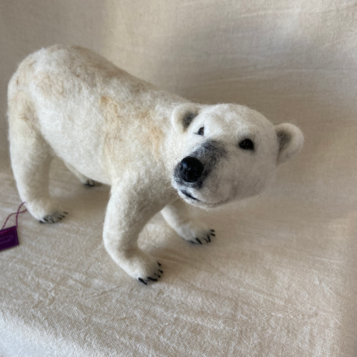 シロクマポシェットを下げたホッキョクグマさん シロクマポシェットを下げたホッキョクグマさん