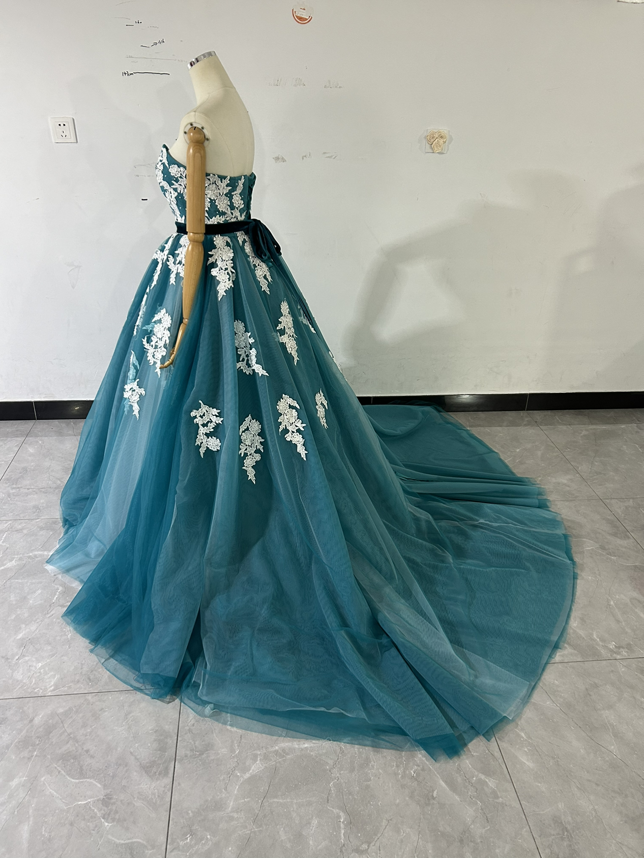 クラシカル カラードレス ブルー ベアトップ 繊細レース サッシュベルト ロングトレーン 披露宴