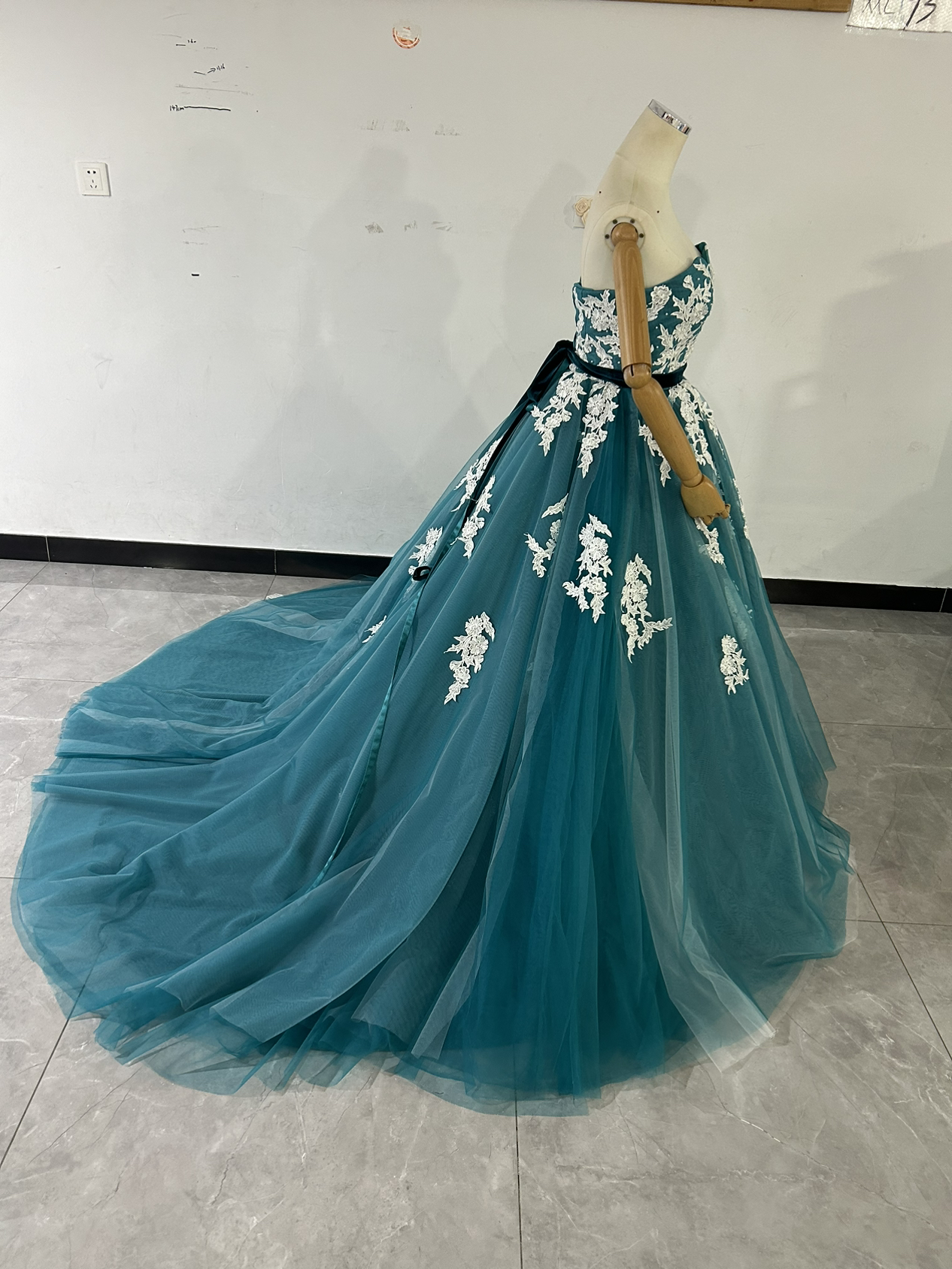 クラシカル カラードレス ブルー ベアトップ 繊細レース サッシュベルト ロングトレーン 披露宴