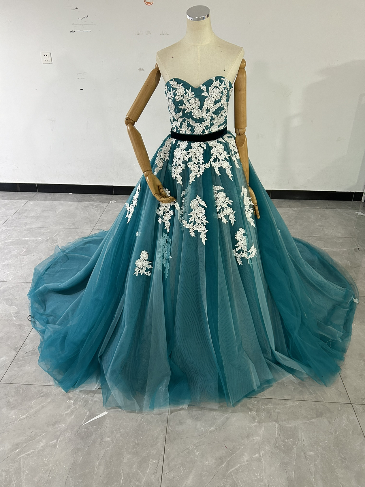 クラシカル カラードレス ブルー ベアトップ 繊細レース サッシュベルト ロングトレーン 披露宴