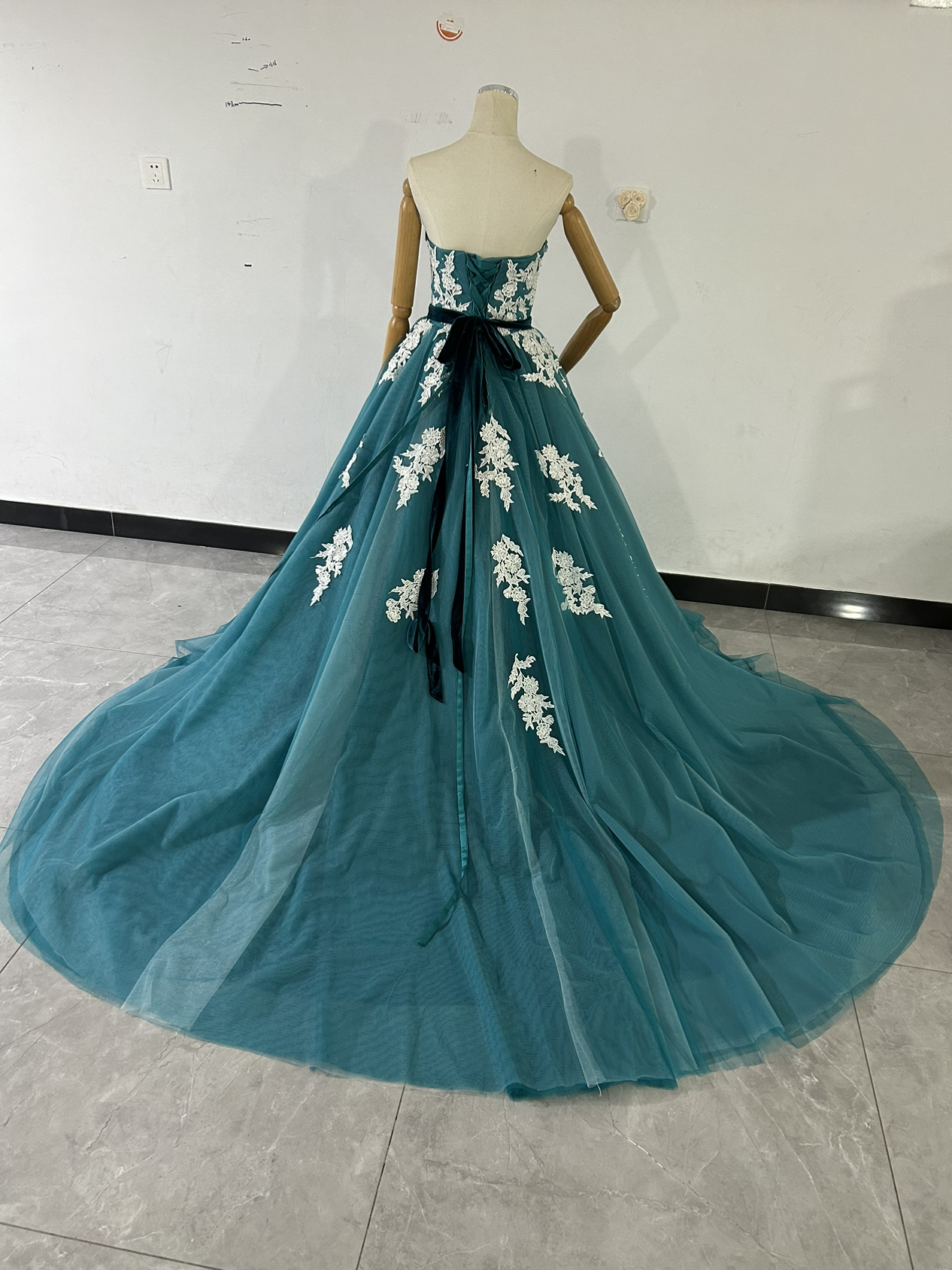 クラシカル カラードレス ブルー ベアトップ 繊細レース サッシュベルト ロングトレーン 披露宴