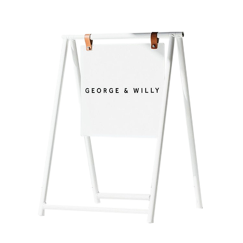 小さな看板付きフロアスタンド型の入り口展示棚、韓国のインスタ映えするカフェや民泊の屋外用の鉄製焼付け塗装広告