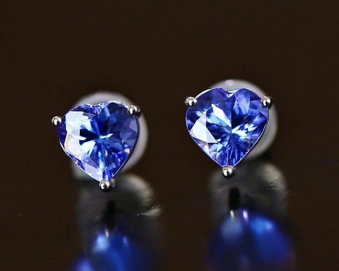 「Merry Christmas」 K18  天然タンザナイト　冷静　希望神秘　12月誕生石 天然ダイヤモンド ピアス