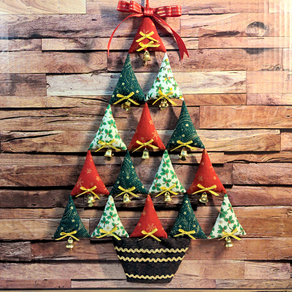 パッチワーク】三角タペストリーのクリスマスツリー パッチワーク】三角タペストリーのクリスマスツリー