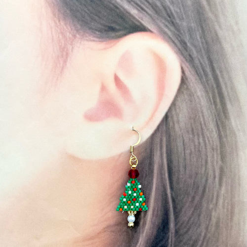 ラスト1点 クリスマスツリーカービングピアス レジンのクリスマスツリーピアス/イヤリング ピアス（スタッド・一粒