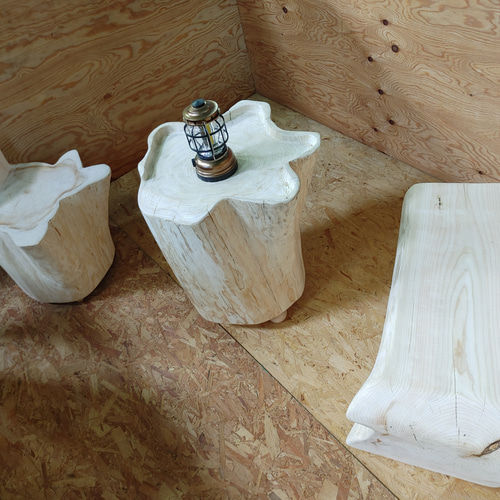 『限定』四国霊峰石鎚山産②大型天然ひのき切り株テーブル 限定』四国霊峰石鎚山産②大型天然ひのき切り株テーブル &椅子&ベンチ 『