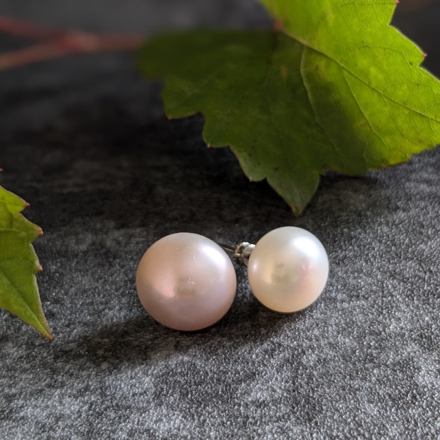 淡水真珠ころりんピアス 白＆ピンク/チタン Freshwater pearl earrings, white &pink