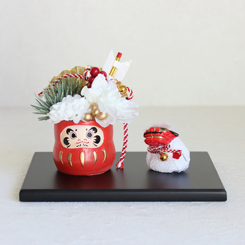 黒敷板付き】おめでたい 小さなだるまのお正月飾り 赤 お手玉獅子舞 白