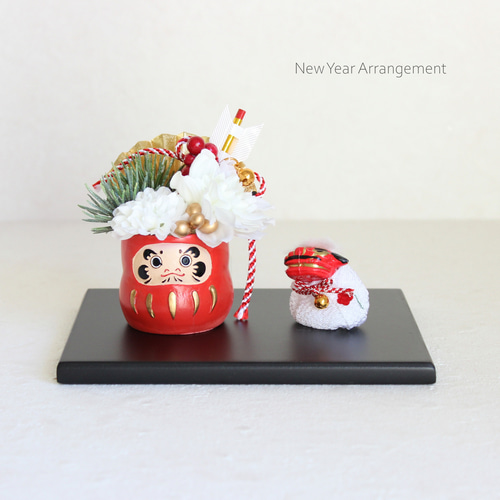 再販【黒敷板付き】おめでたい 小さなだるまのお正月飾り 赤 お手玉