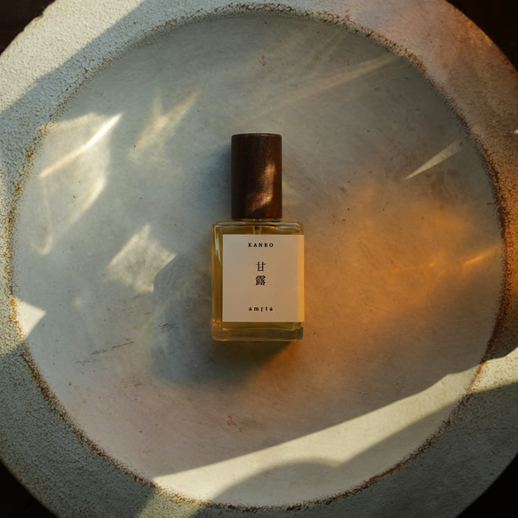 天然香水「甘露　amṛta」15ml　オーガニック・パフューム　自分のために纏う香り 1枚目の画像
