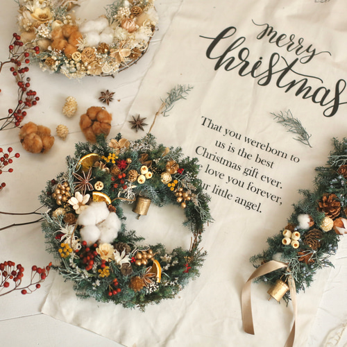 ○受注制作○ 可愛いベル付き!!クリスマス✳︎三日月リース【green×red