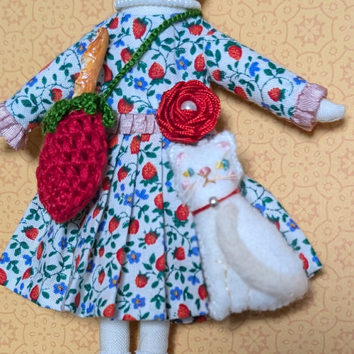 ベル様リクエストオーダー❤️ハンドメイド♡ドールチャーム ハートのほっぺ、苺のワンピースの女の子＊ドールチャーム＊バッグ