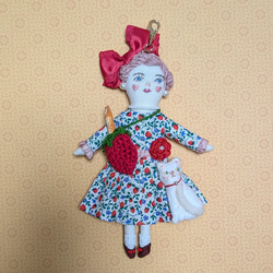 ベル様リクエストオーダー❤️ハンドメイド♡ドールチャーム ハートのほっぺ、苺のワンピースの女の子＊ドールチャーム＊バッグ