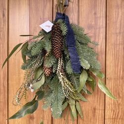 針葉樹と木ノ実のクリスマス縦長スワッグ✴︎冬のスワッグ 生の針葉樹たっぷり~モミの木入り~フレッシュクリスマススワッグ