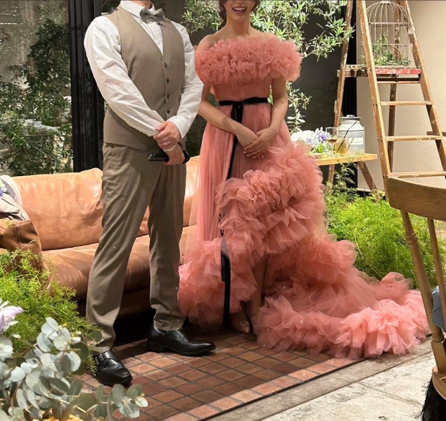 実例写真！カラードレス ピンク オフショルダー ラッフルフリル フレアスカート サッシュベルト フィッシュテール 結婚式