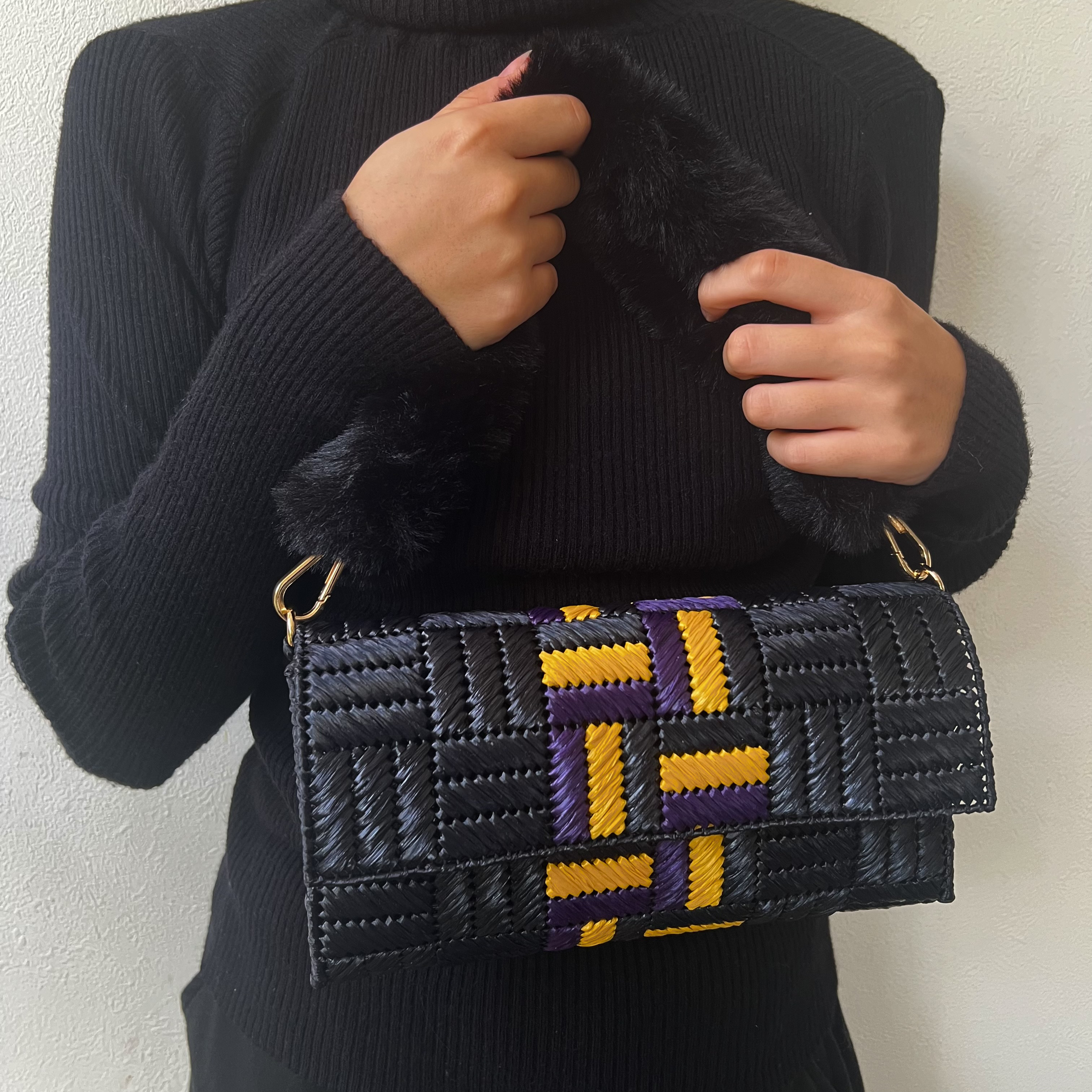 アソートカラーポシェット　クラッチバッグ　ラビットフェイクファーストラップ