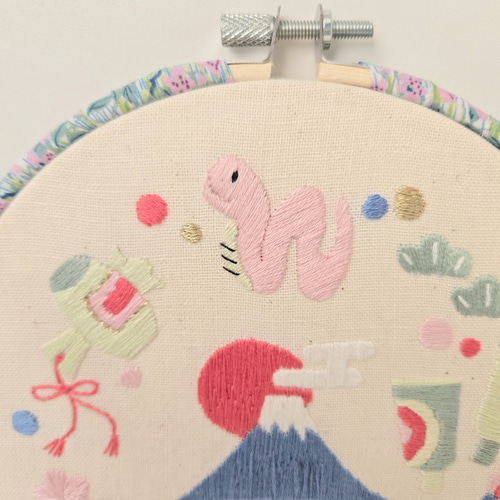 2025年お正月 刺繍飾り 巳年 刺繍枠飾り 手刺繍 タペストリー