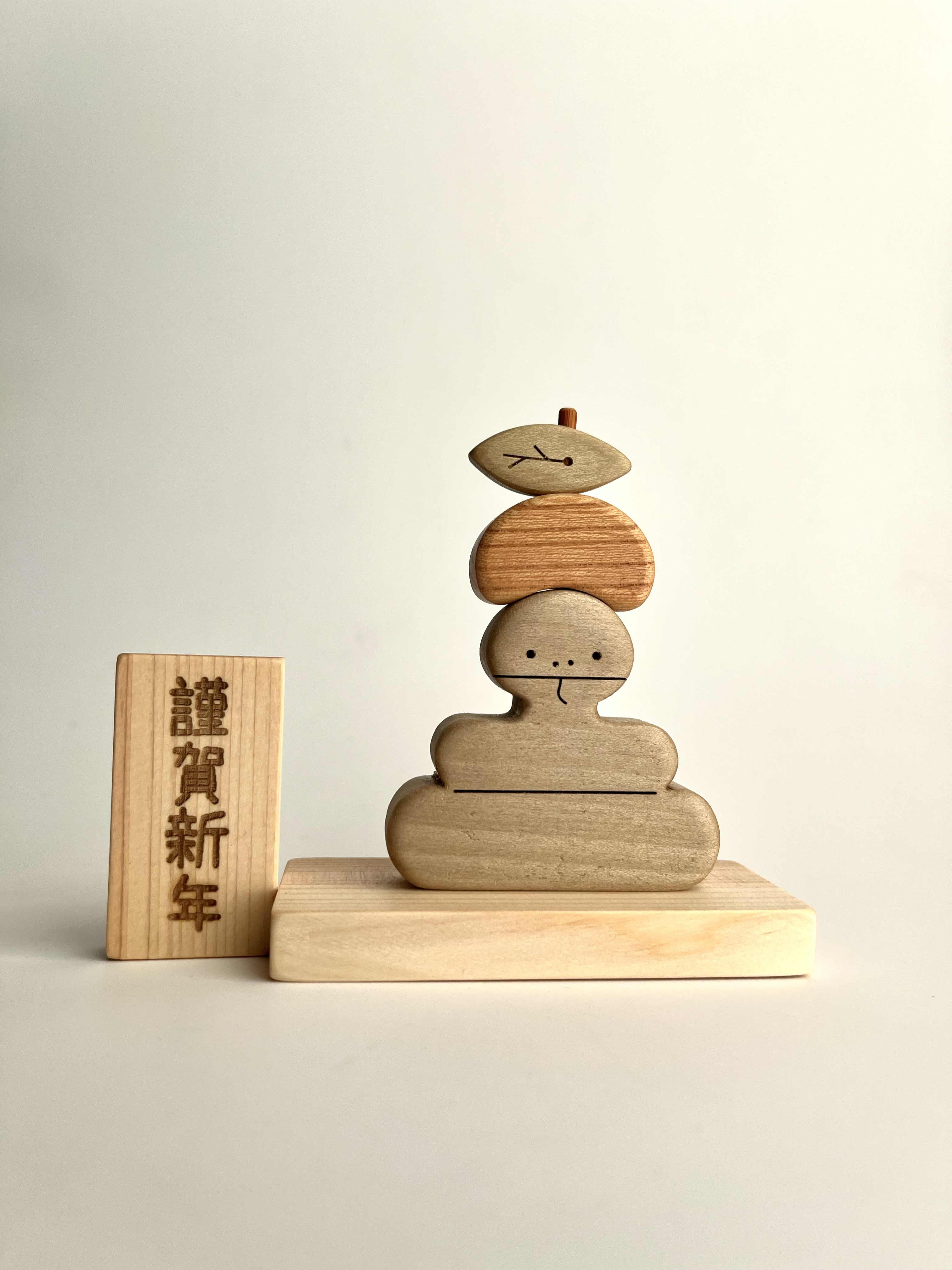 巳年とみかんと謹賀新年　コンパクトなサイズ