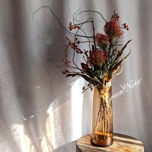 ピンクッションとツルウメモドキの花瓶付きドライフラワー